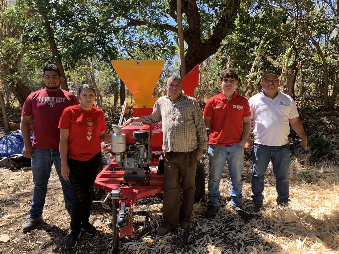 Entrega técnica de desgranadora en Intibucá