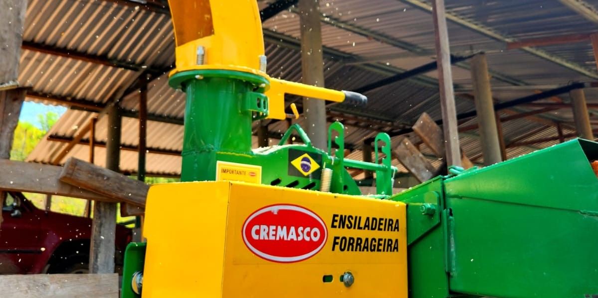 Ensiladora forrajera Cremasco EC-4000 en operación