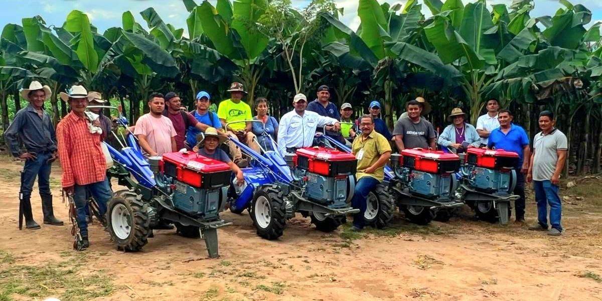 Entrega de cuatro motocultores JD a un grupo de productores
