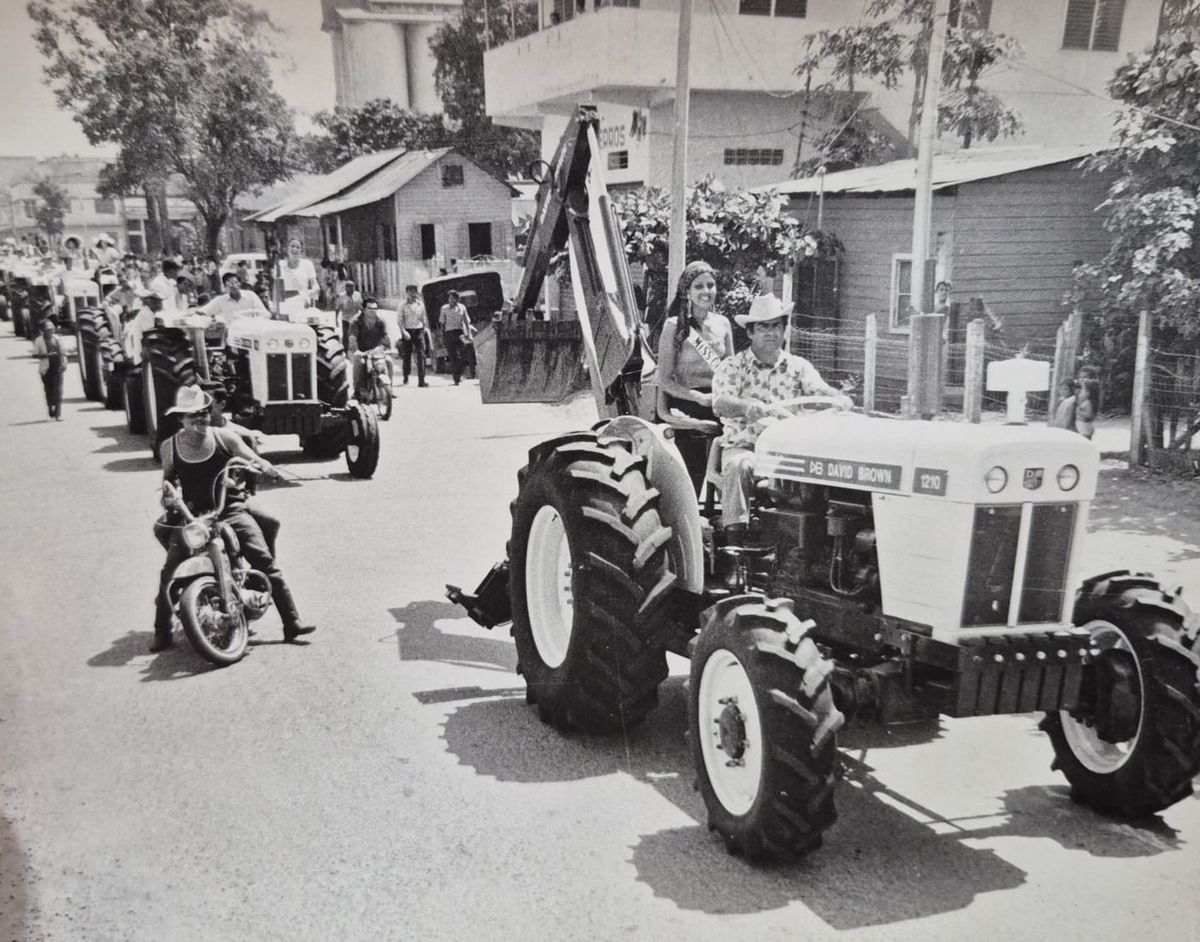 Desfile en San Pedro Sula con los tractores David Brown 1210 nuevos de ESA, 1969