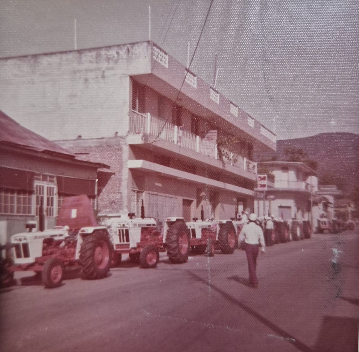 Caravana de tractores David Brown frente a ESA antes de la Feria Juniana, San Pedro Sula 1974