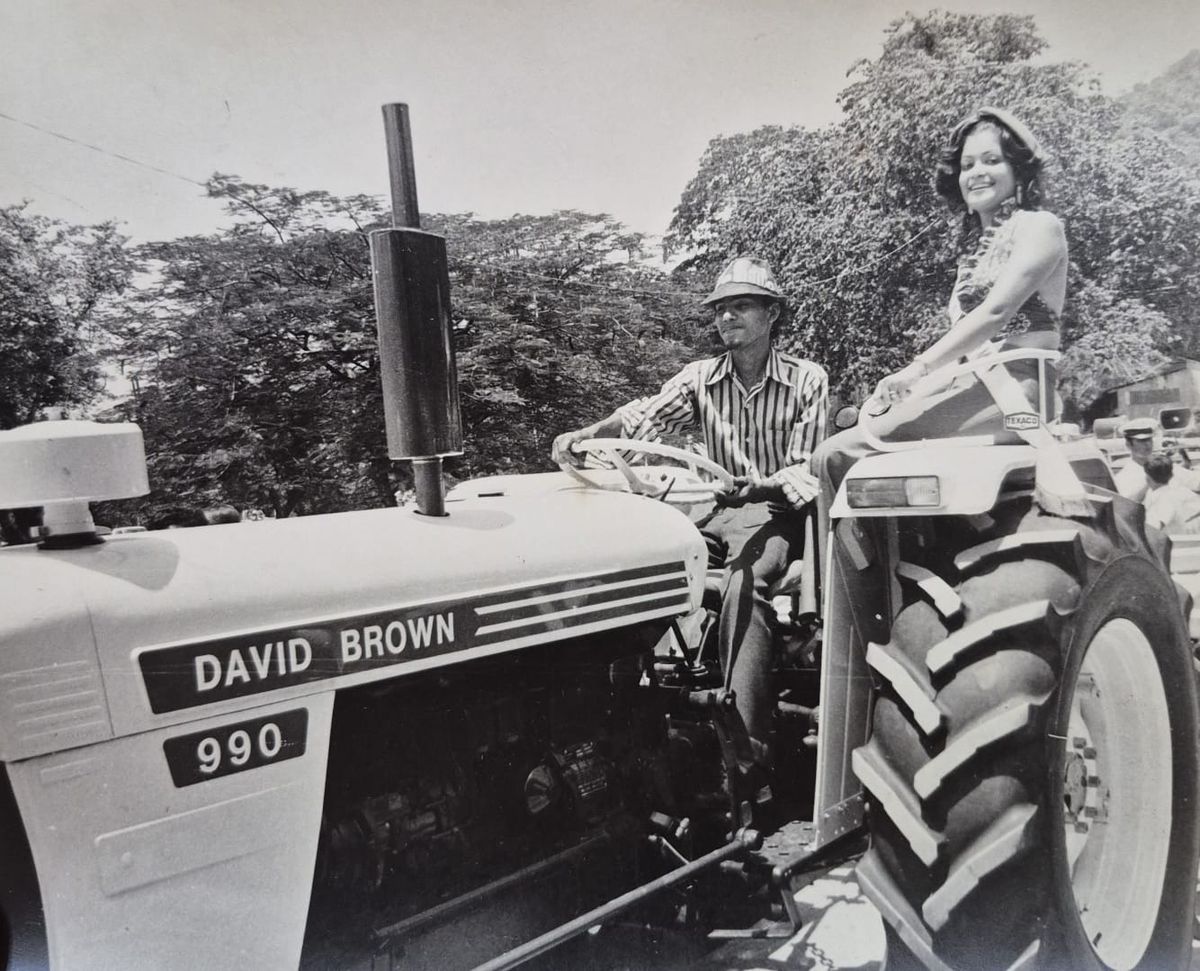 Tractor David Brown 990 con la reina de la Feria Juniana