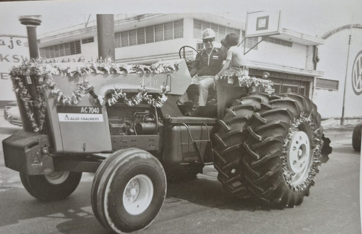 Tractor Allis-Chalmers 7040 adornado en desfile
